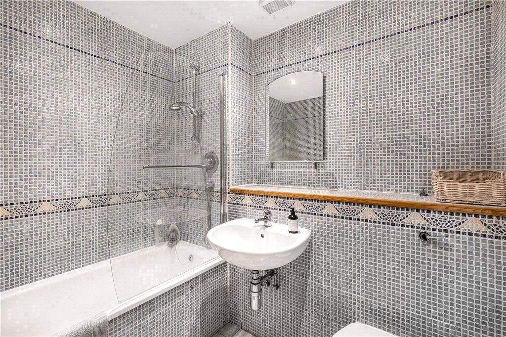 Property photo 3 of 11 Bathroom