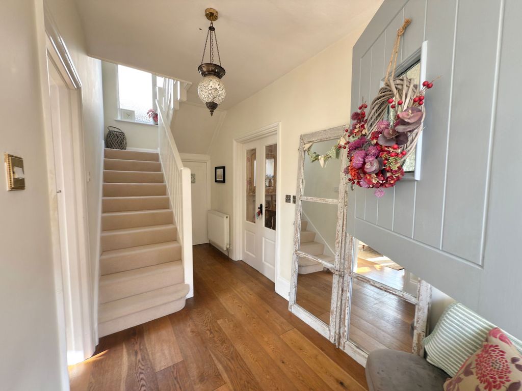 Property photo 2 of 32