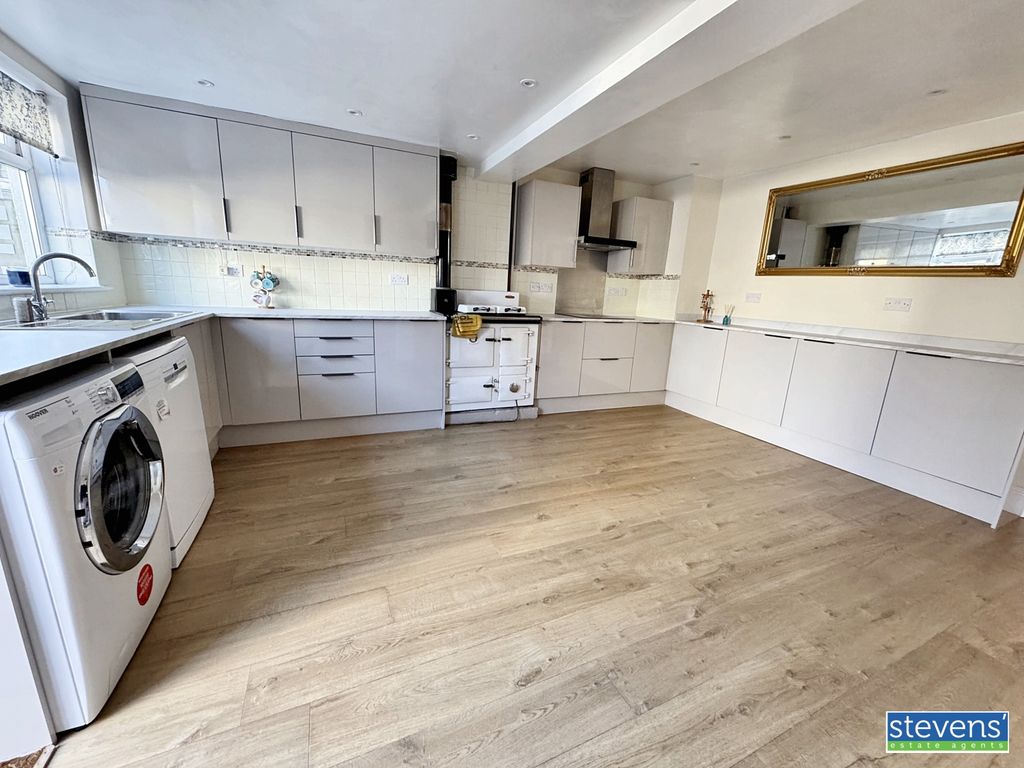 Property photo 2 of 16 Image00010