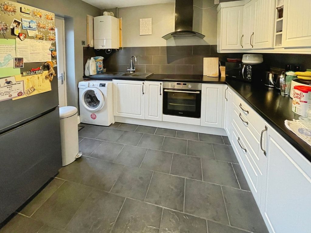 Property photo 3 of 11 Kitchen Area