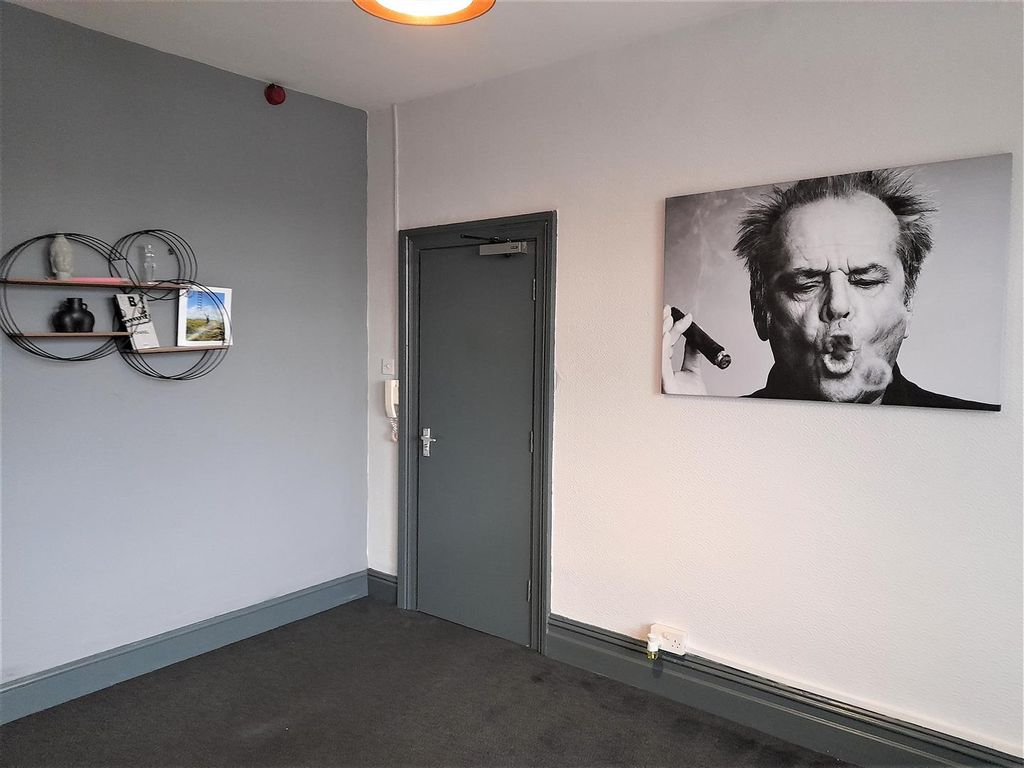 Property photo 2 of 6 Lounge