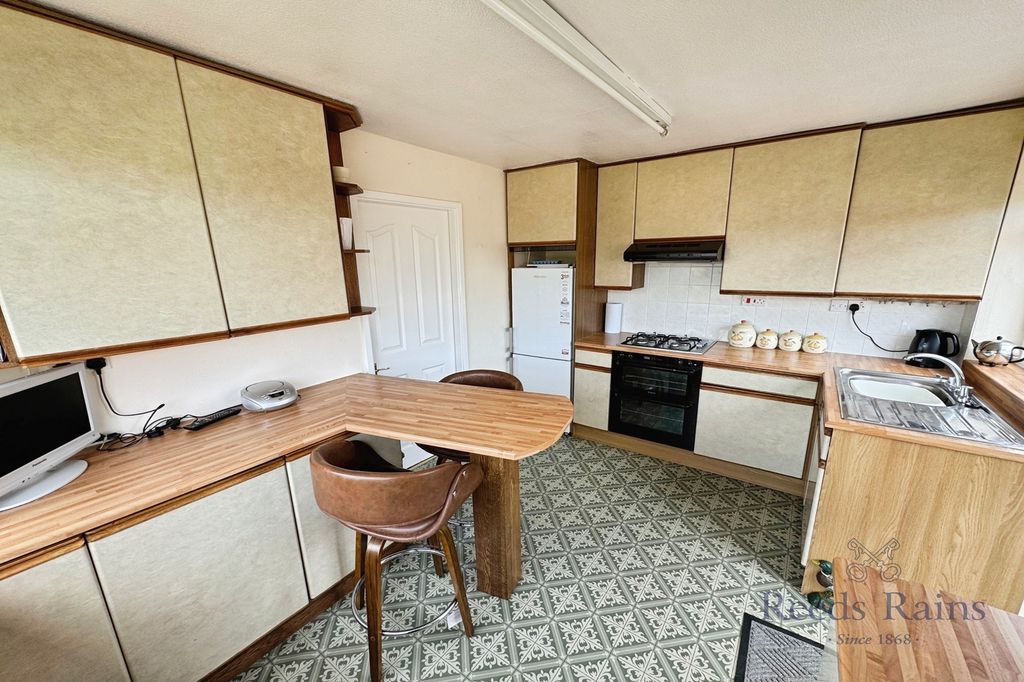 Property photo 3 of 17 Kitchen