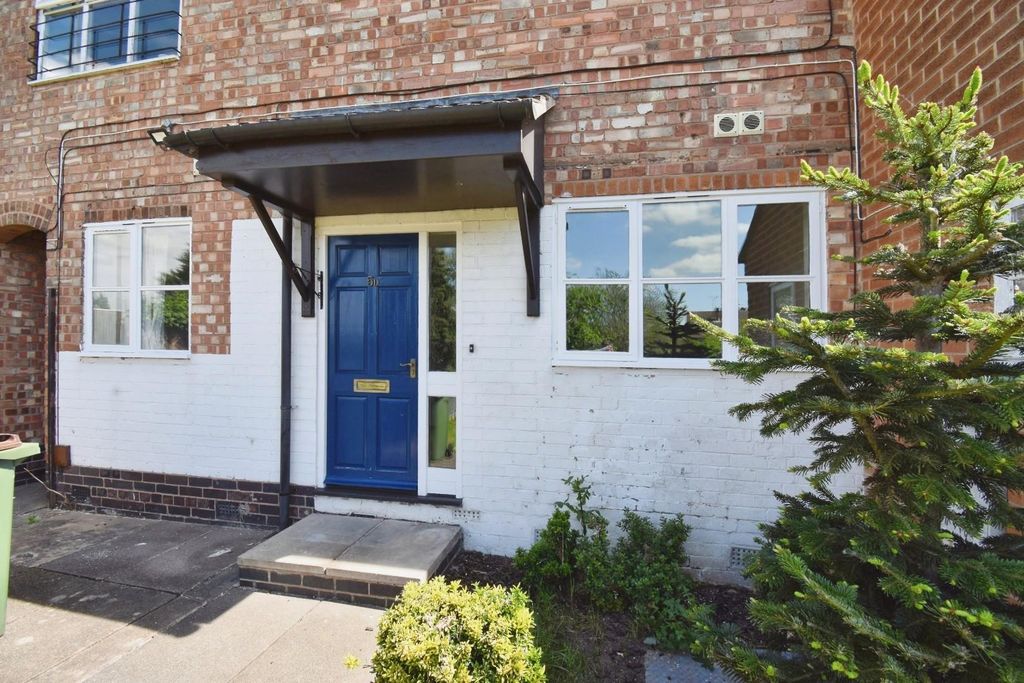 Property photo 1 of 7 Flat Entrance