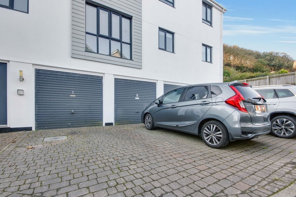Property photo 3 of 22 Private Parking