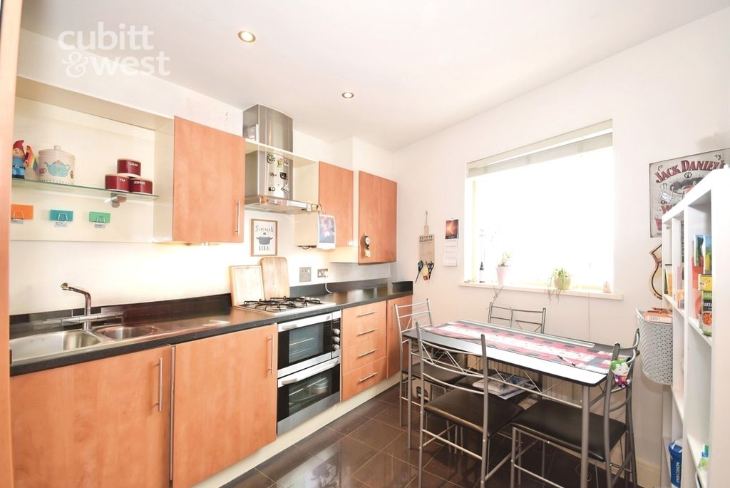 Property photo 3 of 11 Kitchen