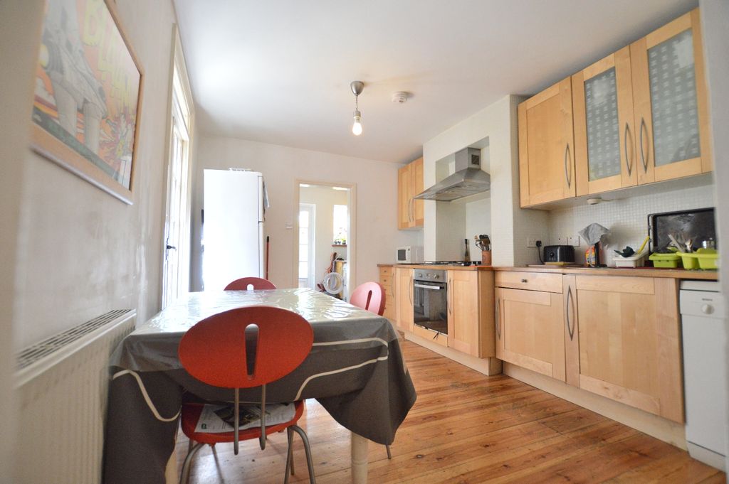 Property photo 3 of 8 Kitchen