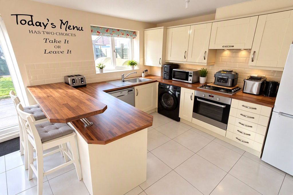 Property photo 3 of 16 Kitchen