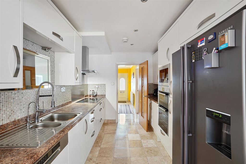 Property photo 1 of 19 Wannock Gardens Ig6 2Sh (79).Jpg