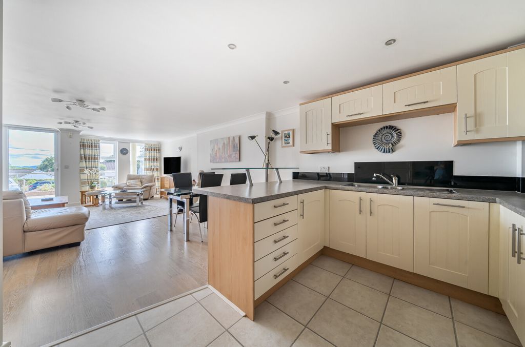 Property photo 3 of 23 Kitchen