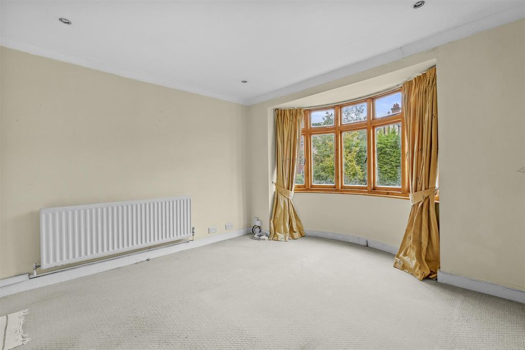Property photo 3 of 12 191C West Wycombe Road, Hp12 3Af-2.Jpg