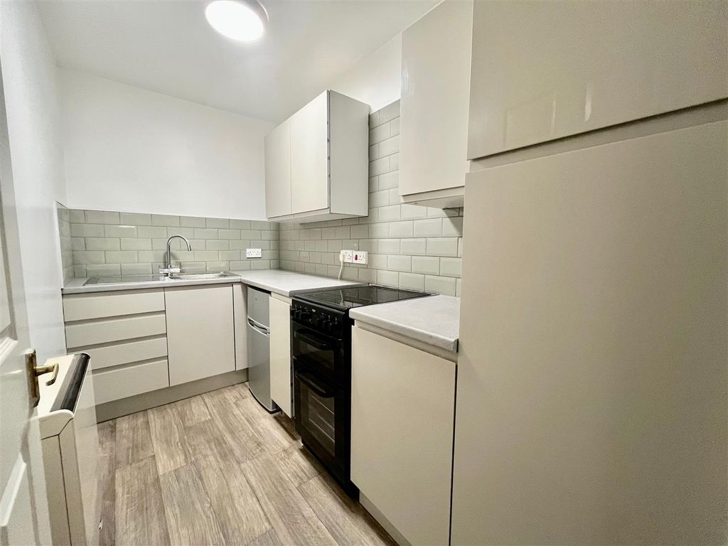 Property photo 3 of 6 Kitchen