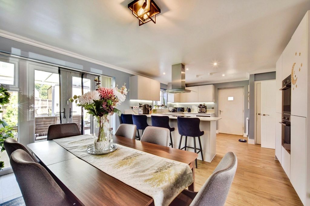 Property photo 3 of 25 Pbox-Img.Jpg