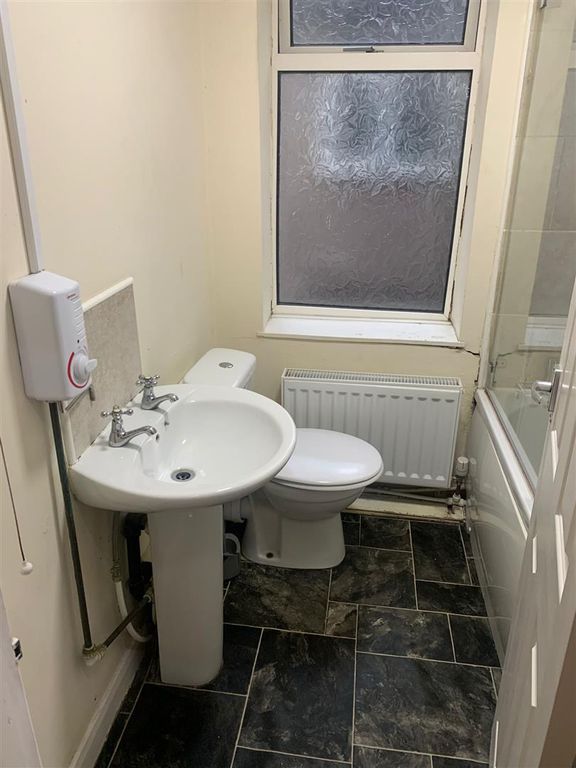 Property photo 3 of 9 373 Wellington - Bathroom .Jpg