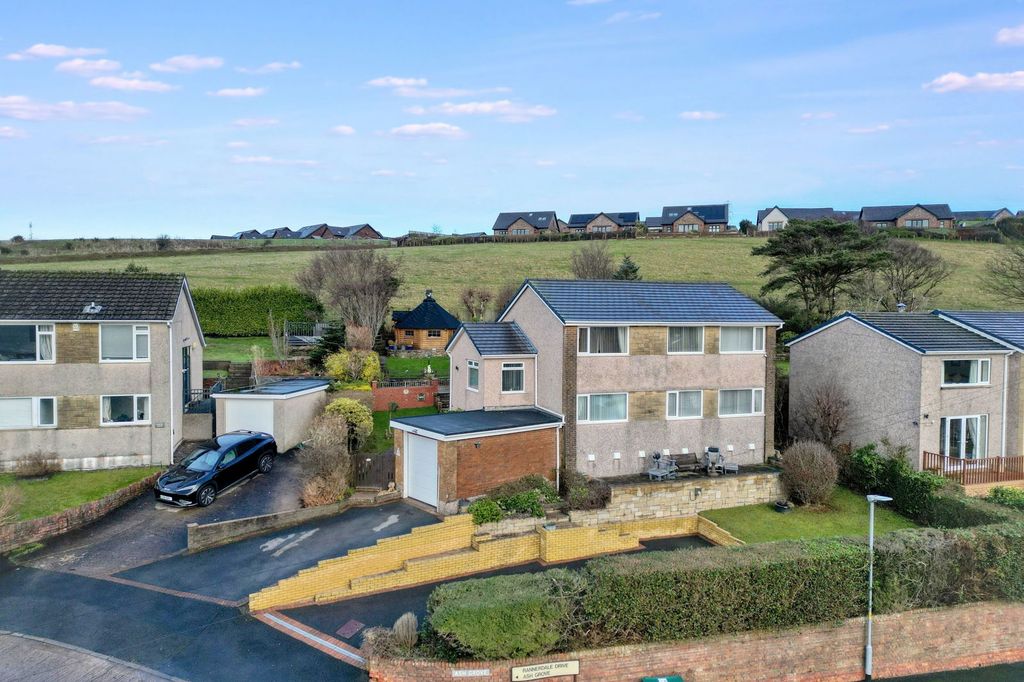 Property photo 1 of 32