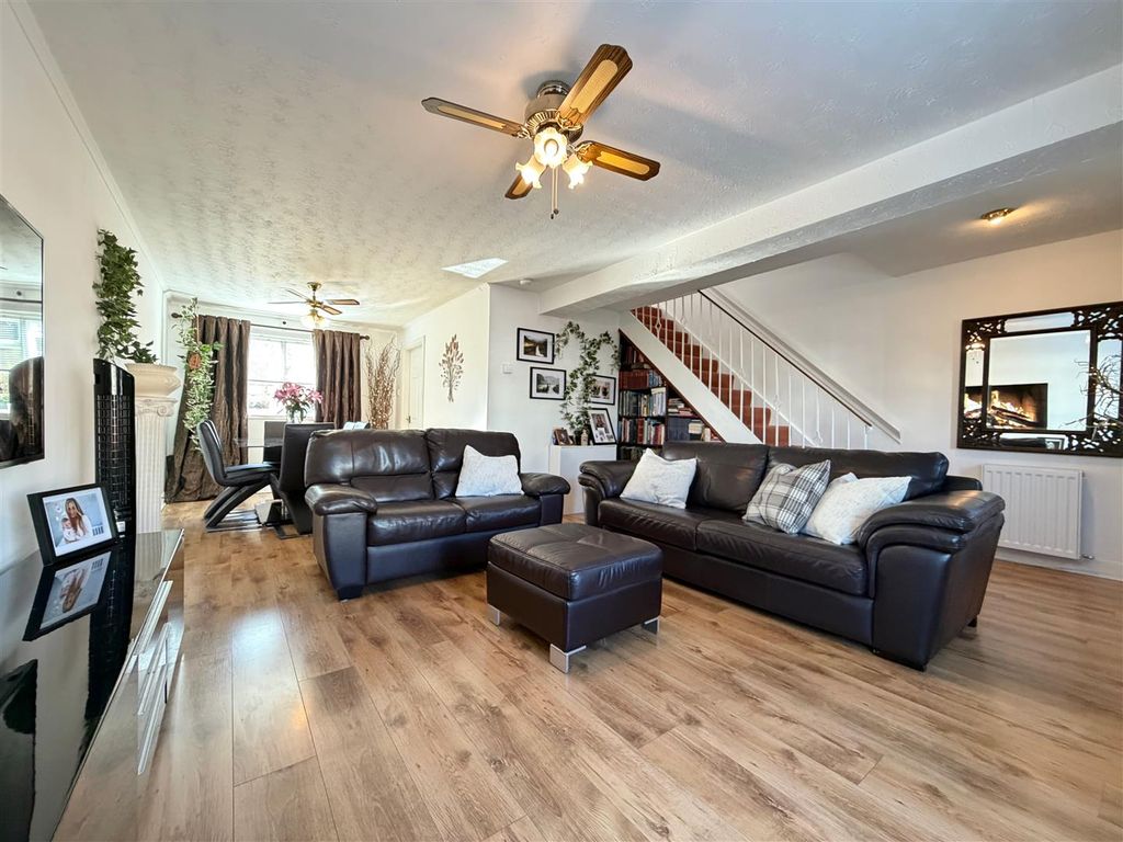 Property photo 2 of 13 Lounge