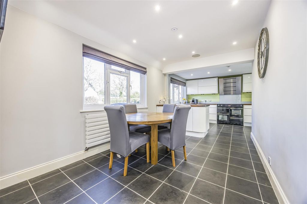 Property photo 2 of 32 2 Warfield Avenue, Waterlooville-Porticomarketing-