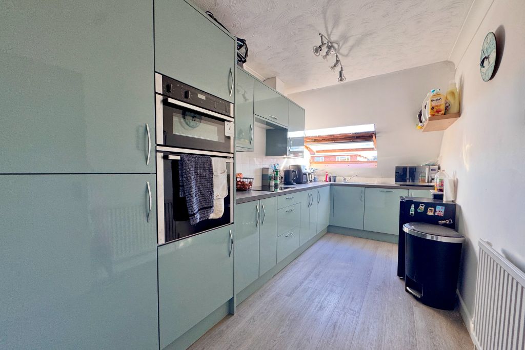 Property photo 3 of 7 Kitchen
