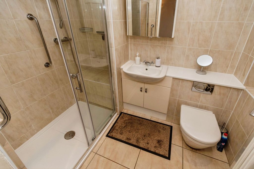 Property photo 2 of 20 Shower Room