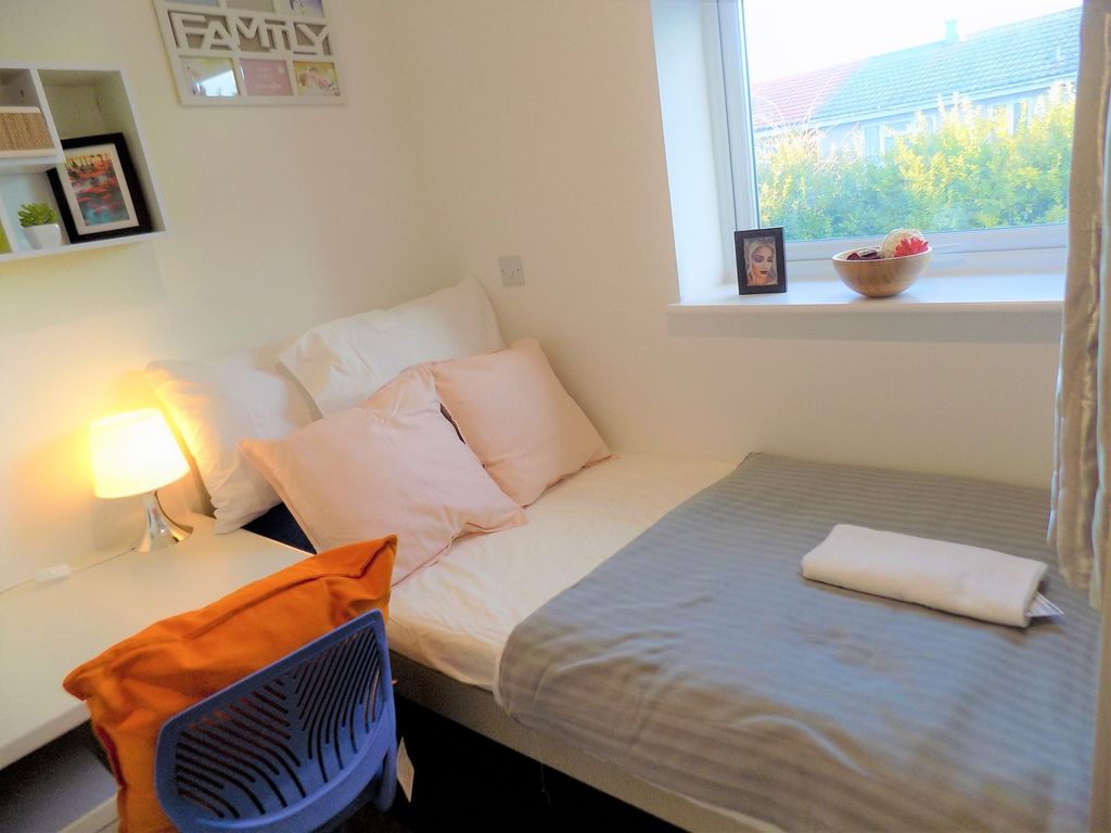 Property photo 2 of 9 Bright, Neatly Presented Single Bedroom With A Com...