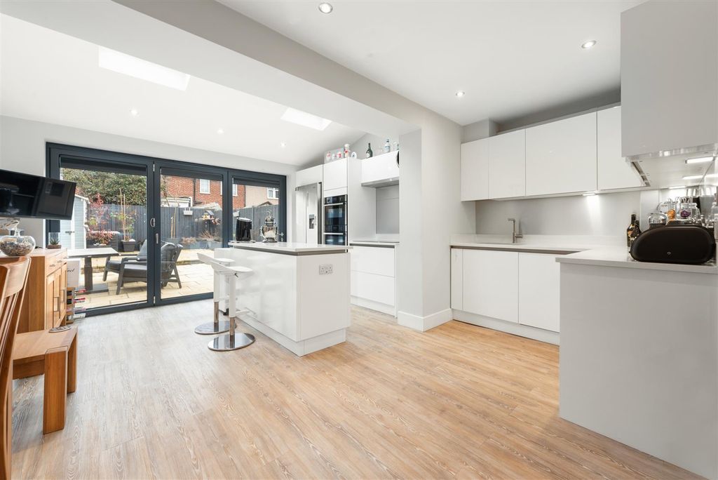 Property photo 1 of 12 Dore Gardens
