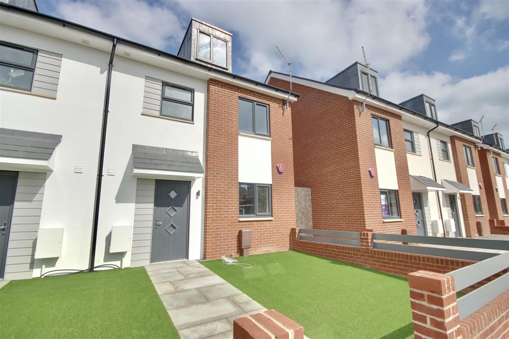 Property photo 1 of 23 2A2Aed5D-69A2-42F5-B8Ed-7Dd75CC0E0E0_1_201_A.Jpeg