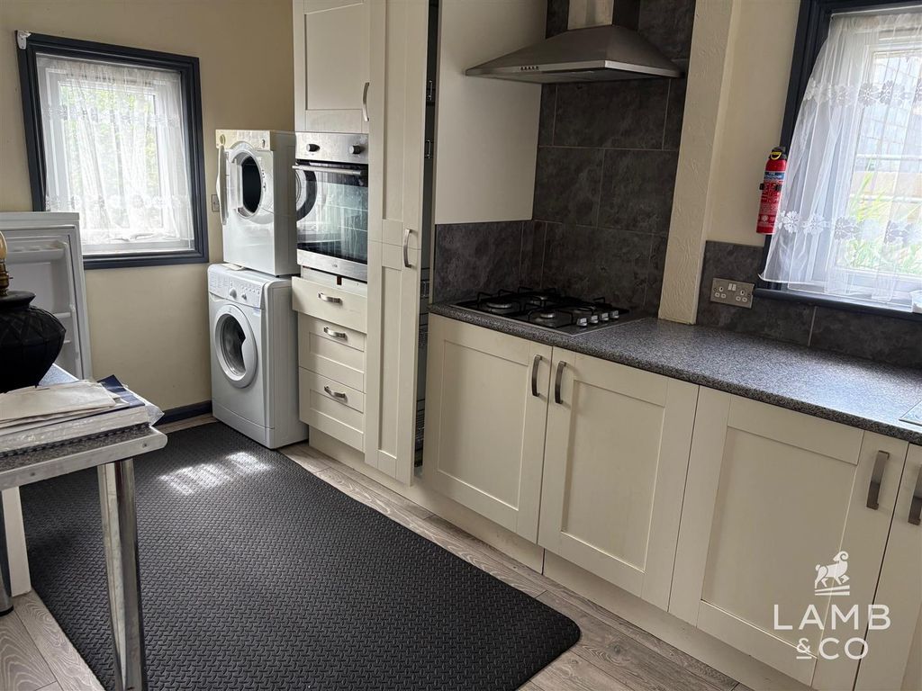 Property photo 2 of 9 Kitchen