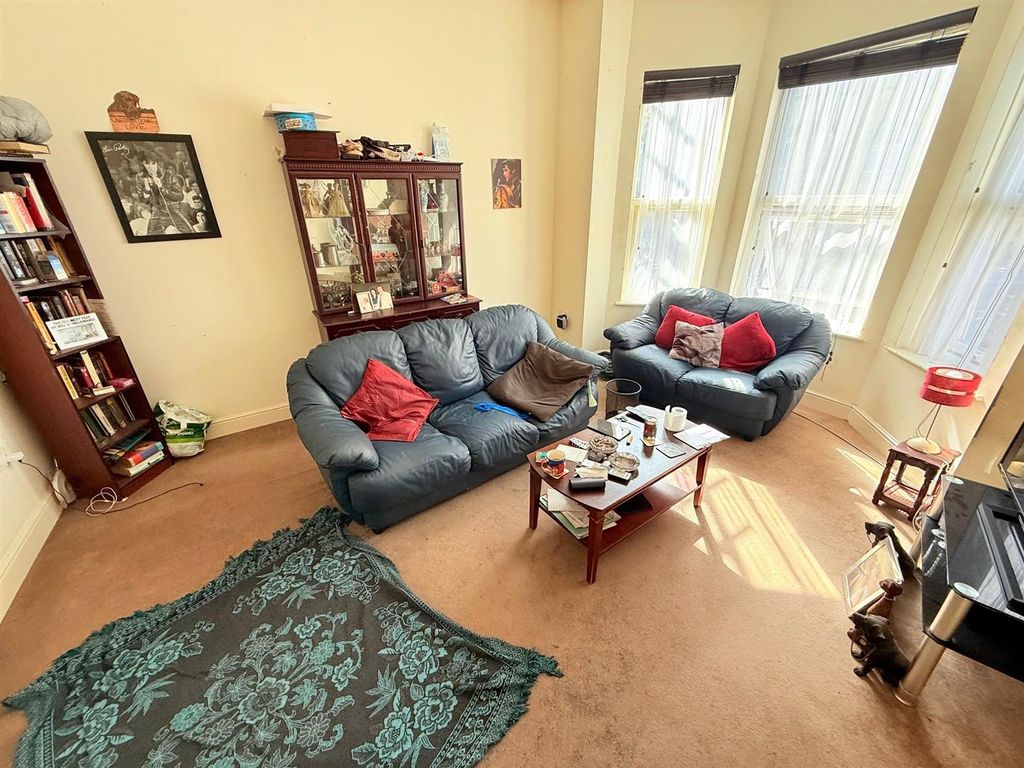 Property photo 2 of 15 Lounge
