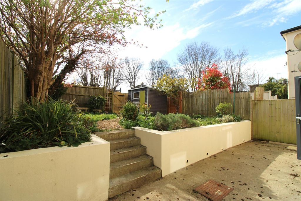 Property photo 1 of 9 Garden