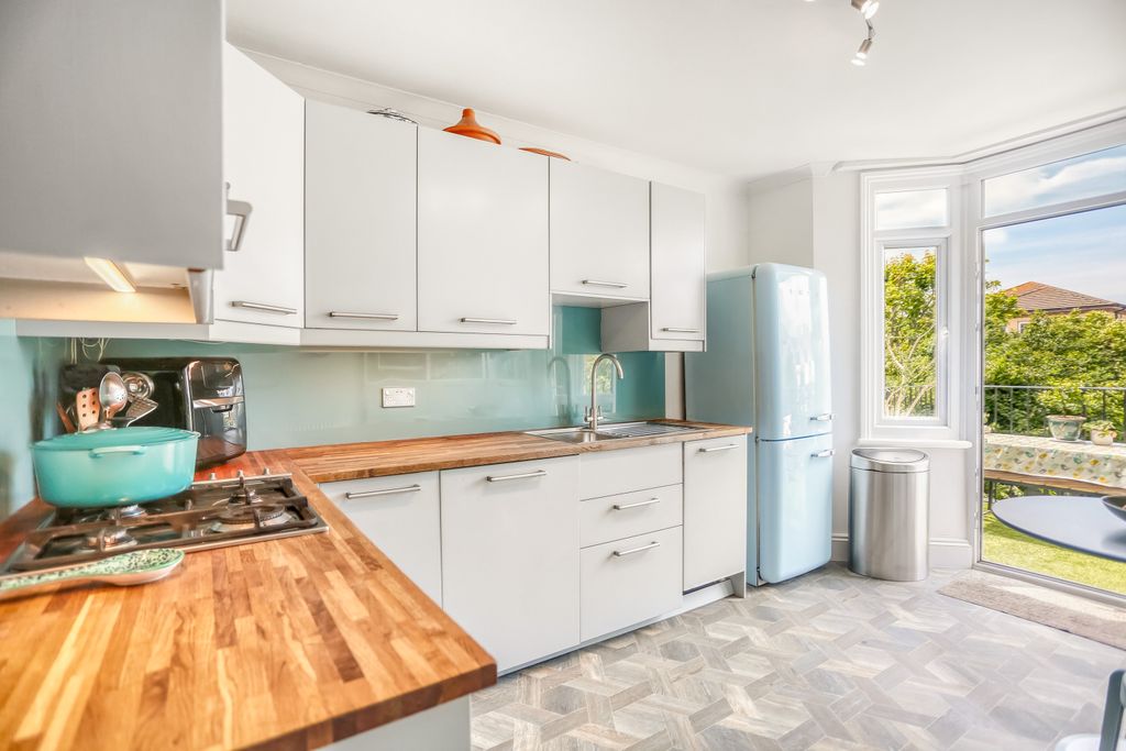 Property photo 3 of 14 296A1034