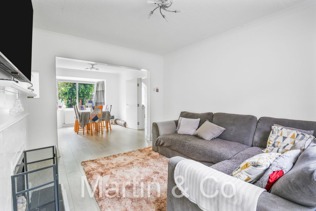 Property photo 3 of 27 1704314064 -20 Byron Road, Selsdon, Cr2 - 12