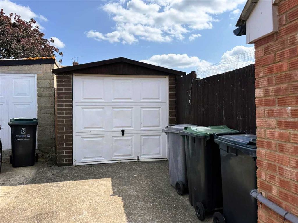 Property photo 3 of 18 Garage