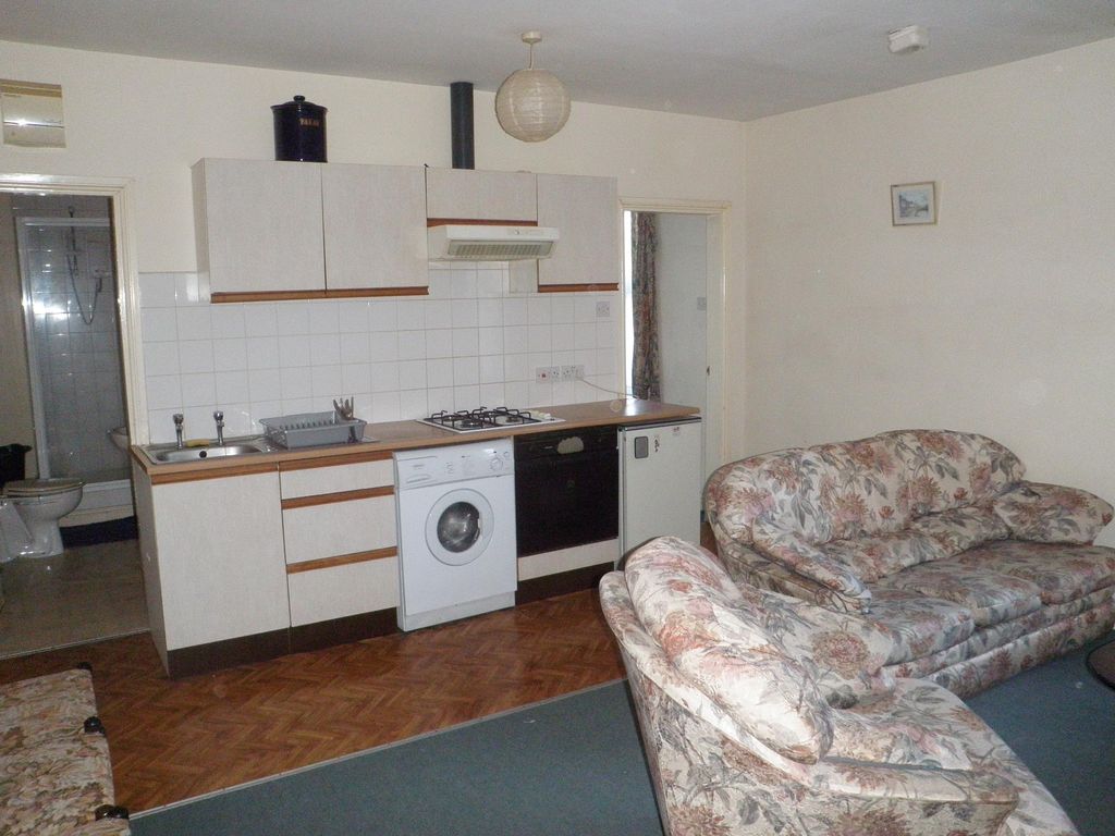 Property photo 2 of 4 Living Room / Kitchen