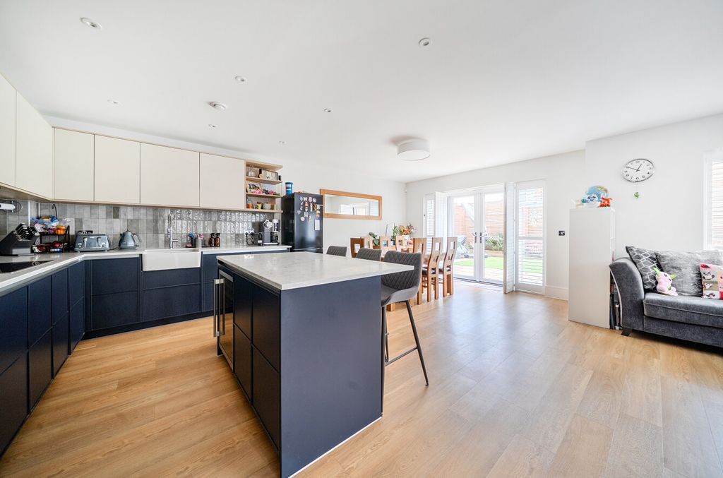 Property photo 3 of 33 1476881-14-6A2c00...