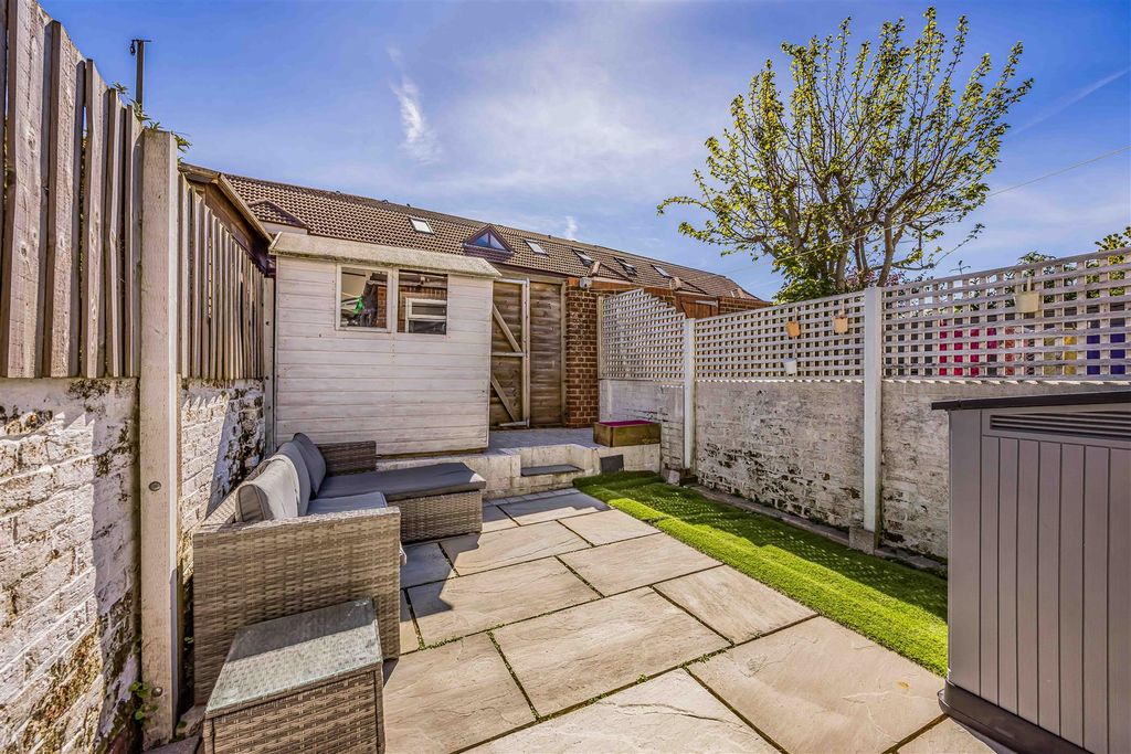 Property photo 2 of 18 131 Methuen Road, Southsea-Small-Porticomarketing-