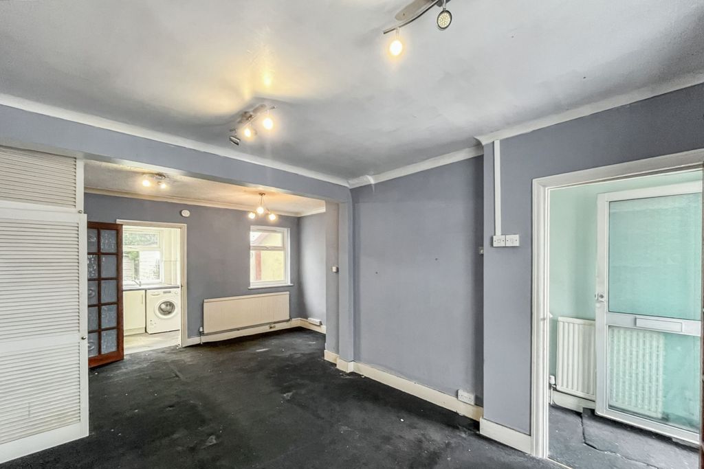 Property photo 3 of 13 82 Hamilton Avenue, Sutton, Surrey, Sm3 9Rl