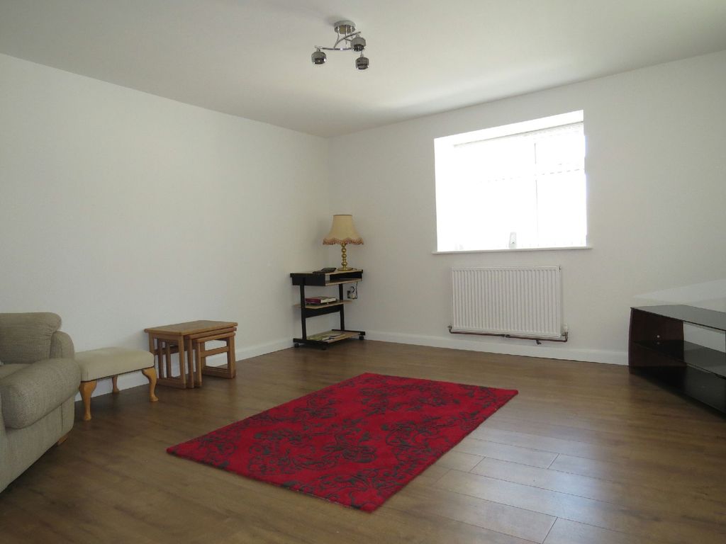 Property photo 3 of 8 Lounge