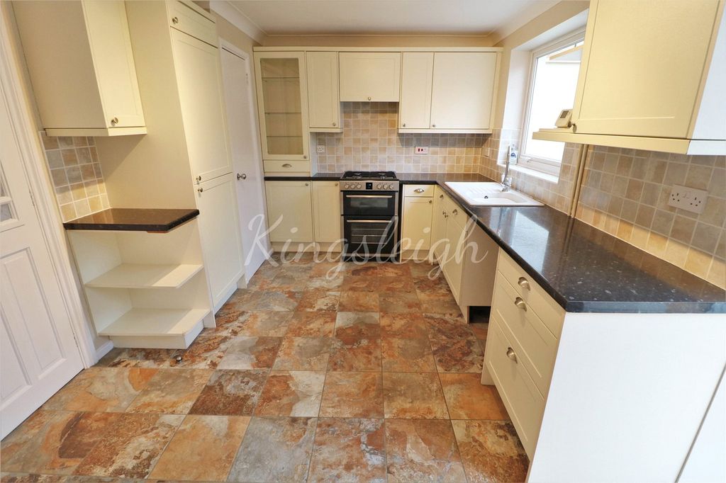 Property photo 3 of 17 Kitchen