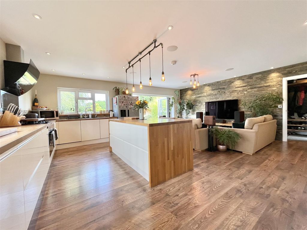 Property photo 2 of 37