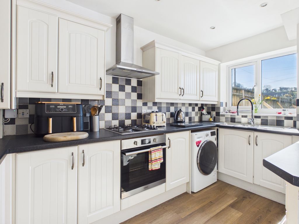 Property photo 3 of 9 Kitchen Area