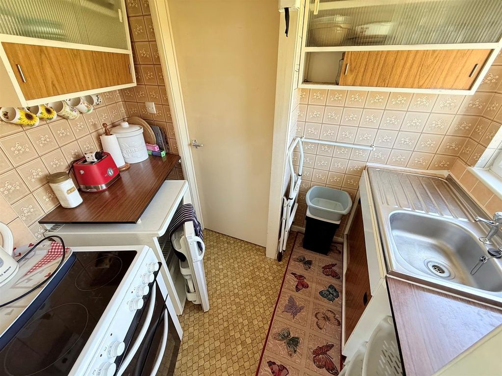 Property photo 3 of 10 Kitchen