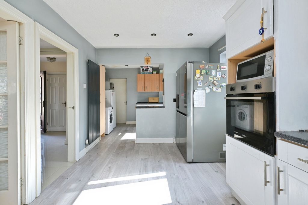 Property photo 3 of 17 Kitchen