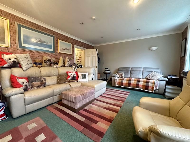 Property photo 3 of 10 Lounge
