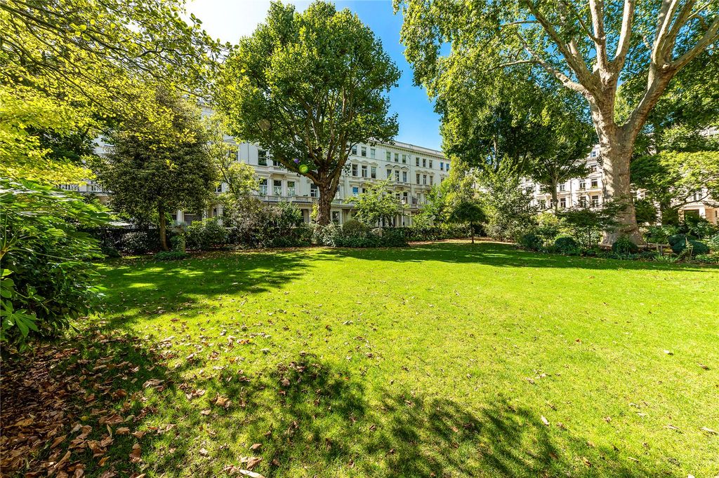 Property photo 3 of 13 Garden Square