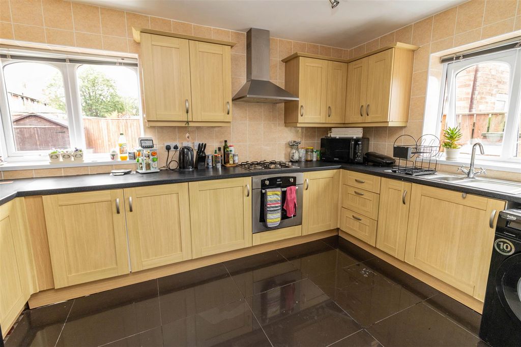 Property photo 3 of 12 Kitchen