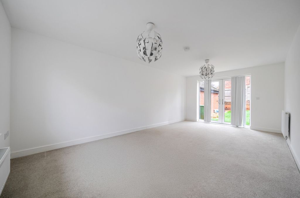 Property photo 2 of 12 1388594-21-693837...