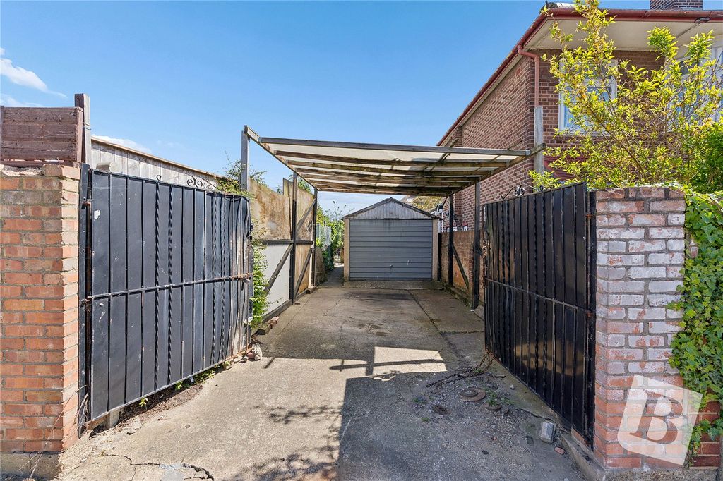 Property photo 3 of 21 Garage