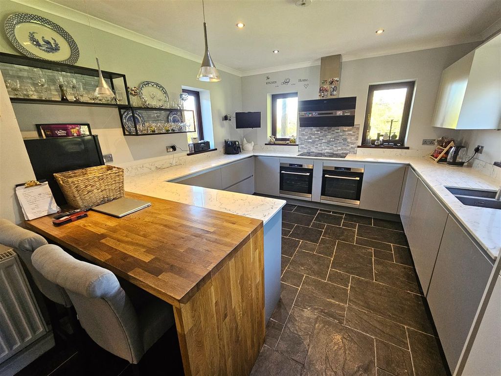 Property photo 3 of 21 Kit Breakfast Room.Jpg