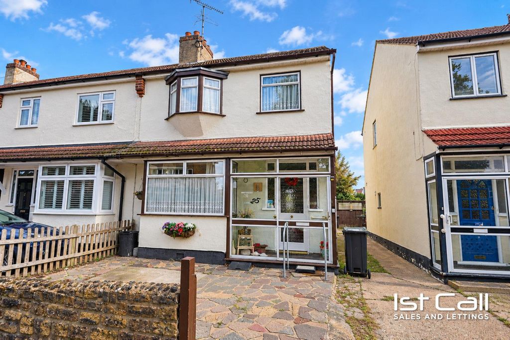 Property photo 1 of 15 01_Cream Semi-Detached House On A Sunny Street(1).