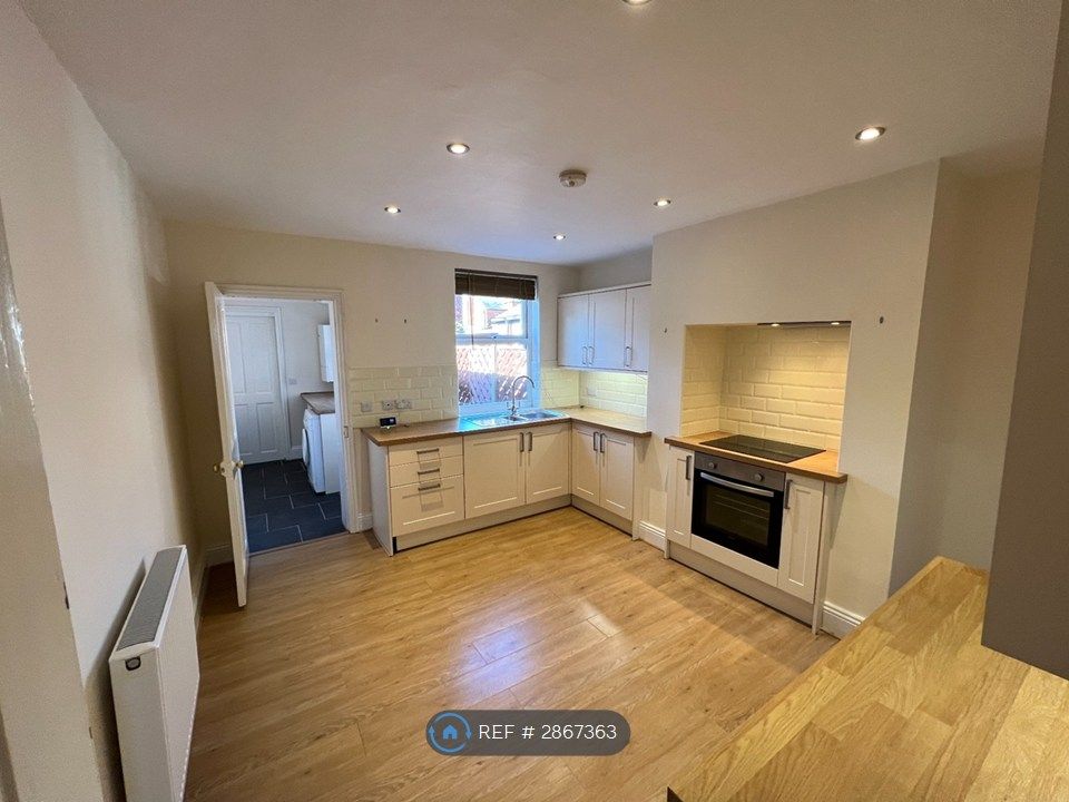 Property photo 2 of 11 Kitchen