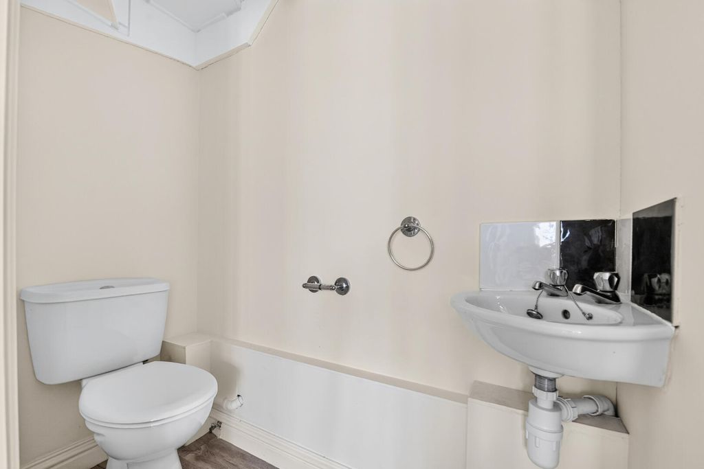 Property photo 3 of 10 Cloakroom